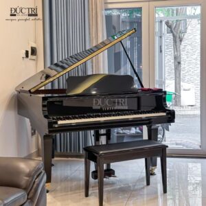 Phía trước đàn piano Yamaha CFX