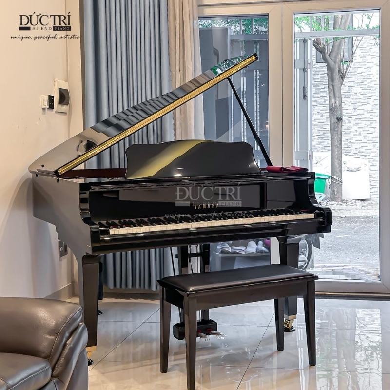 Phía trước đàn piano Yamaha CFX