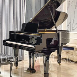 Phía trước đàn piano Yamaha GC1