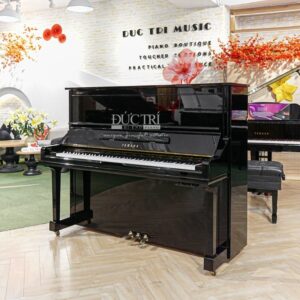 Phía trước đàn piano Yamaha YUS