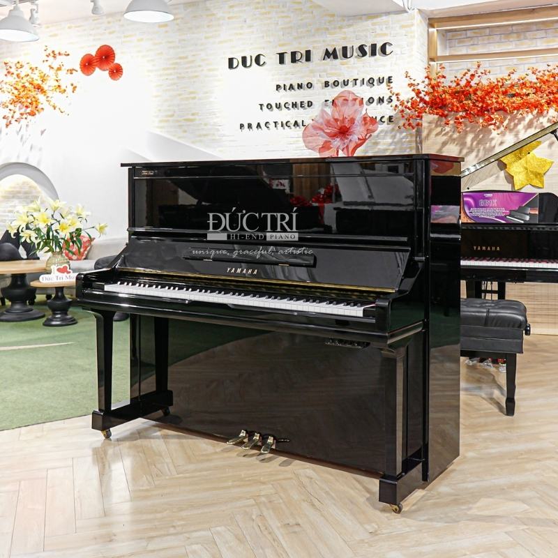Phía trước đàn piano Yamaha YUS