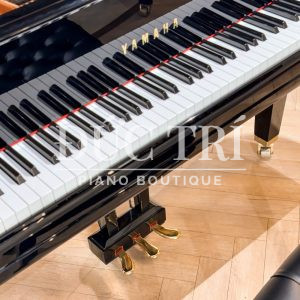 Phím đàn và hệ thống 3 pedal trên đàn Yamaha GC1 Silent