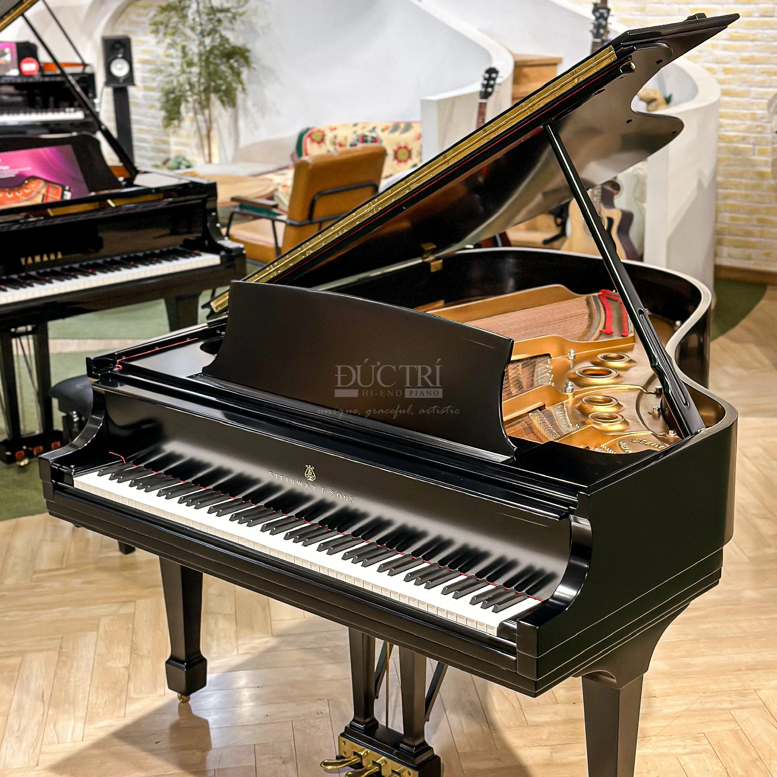 Steinway L-180 Tại Piano Đức Trí nổi bật trong màu sơn đen xước - Đây là kỹ thuật tạo xước phức tạp, cần nhiều thời gian và tay nghề thủ công để hoàn thiện.