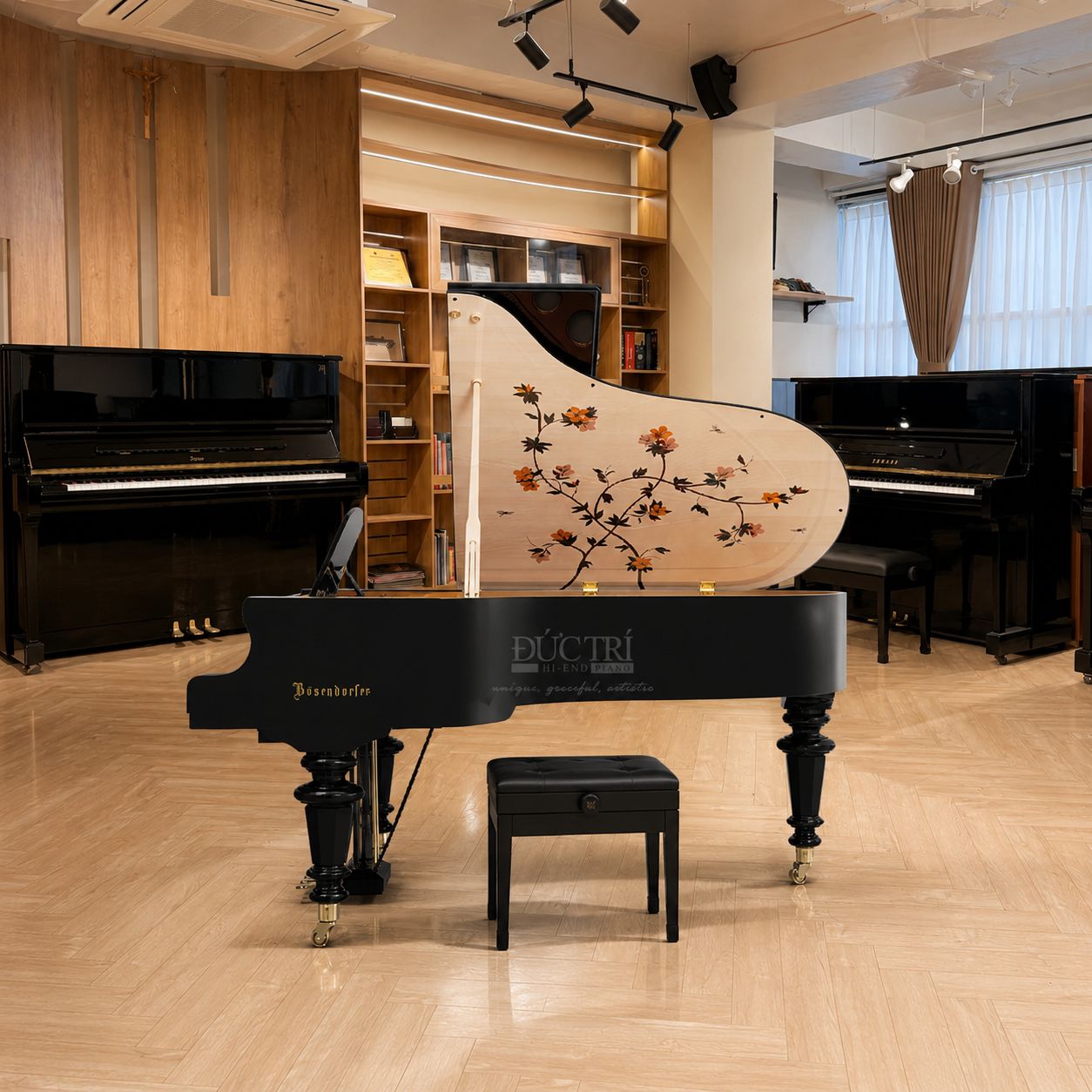 Đàn piano Bösendorfer Dragonfly trong phòng trưng bày vòm sáng với cây thông noel