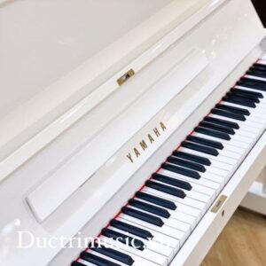 Bàn phím và logo của chiếc đàn yamaha u1h