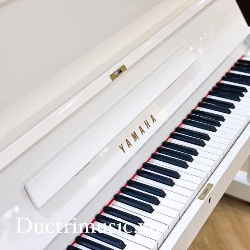 Bàn phím và logo của chiếc đàn yamaha u1h