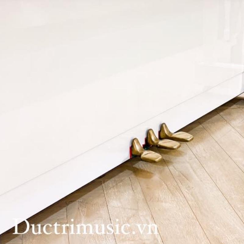 Chân pedal của đàn Yamaha U1H màu trắng