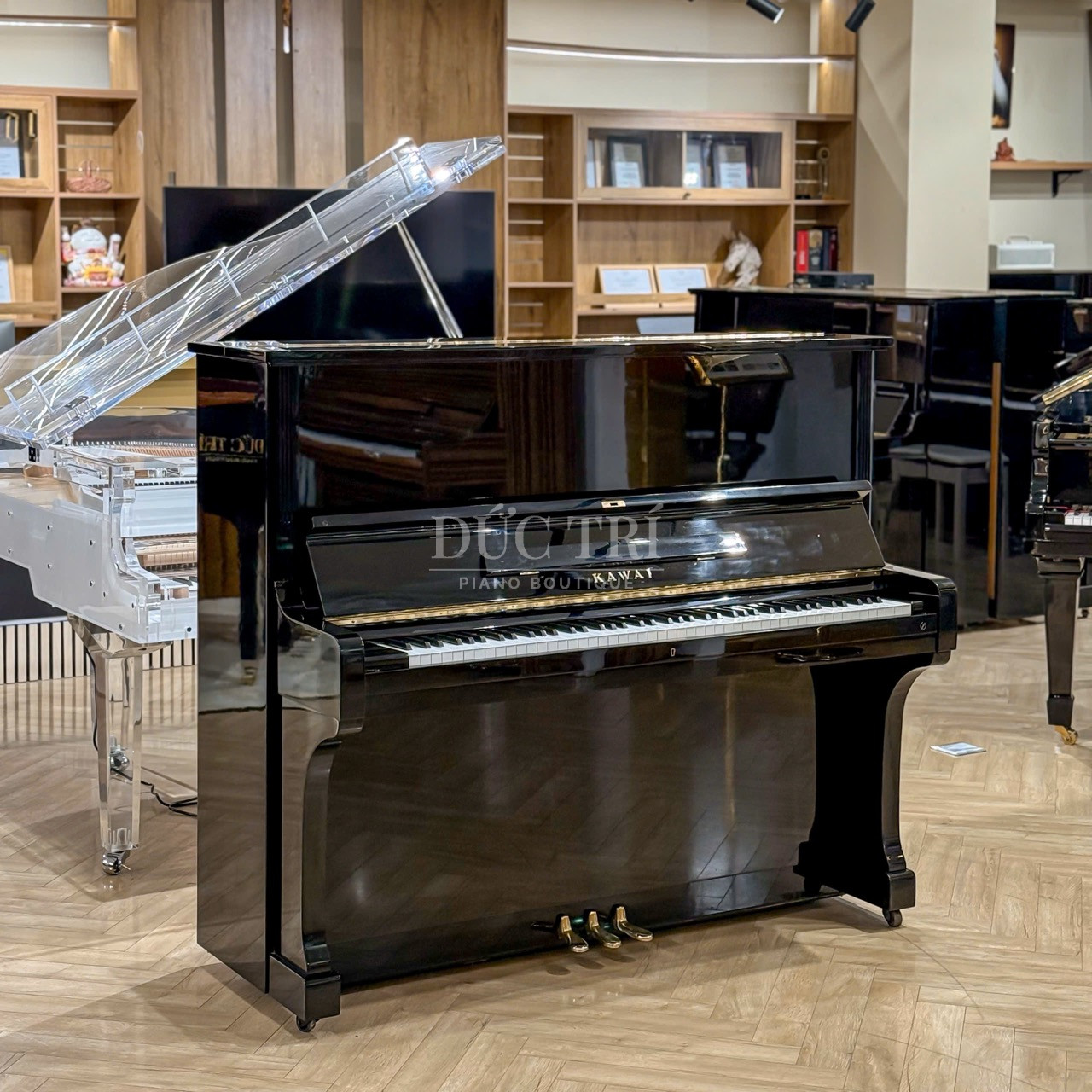 Kawai BL61 2 Kawai BL61 được chế tác từ gỗ vân sam nguyên tấm