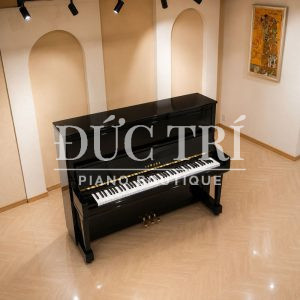 Đàn piano Yamaha U300 màu đen bóng góc nhìn từ trên cao