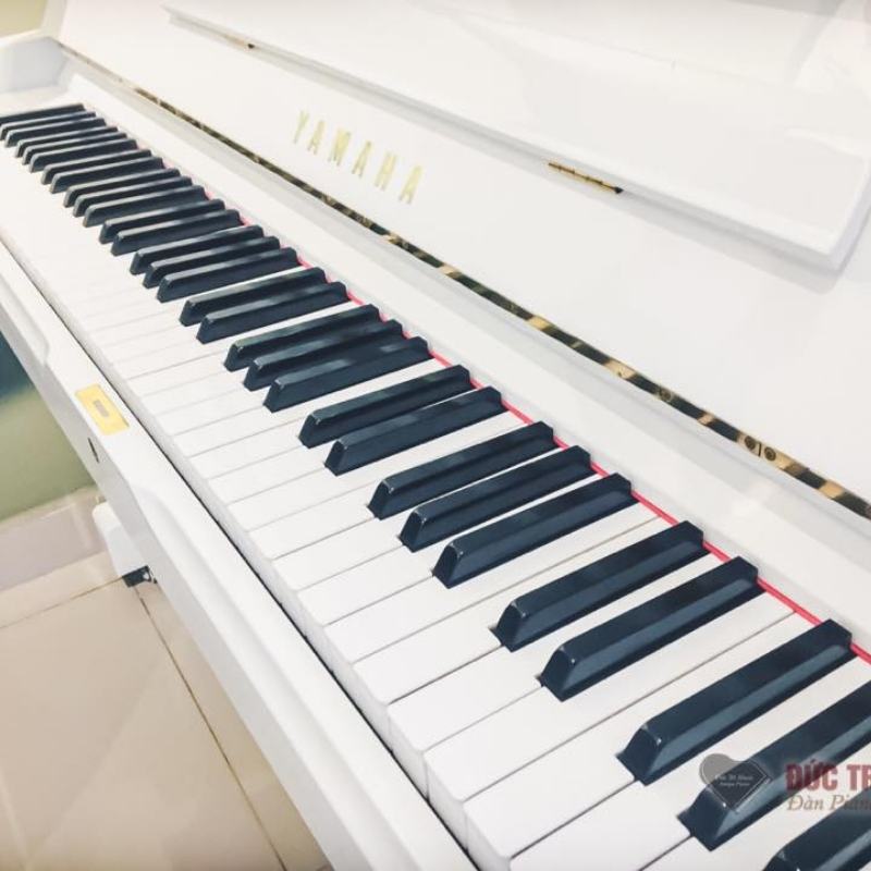Góc nghiêng bàn phím và logo của chiếc đàn yamaha u1h