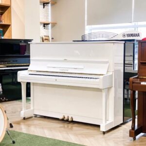 Hình ảnh cận cảnh chiếc đàn piano Yamaha U1H màu trắng