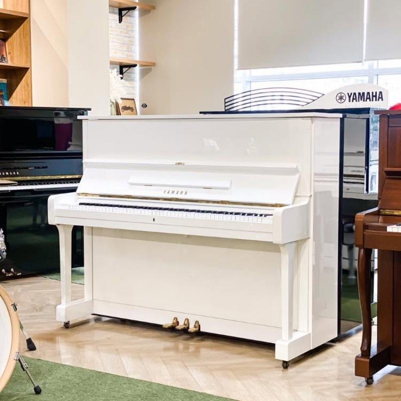 Hình ảnh cận cảnh chiếc đàn piano Yamaha U1H màu trắng