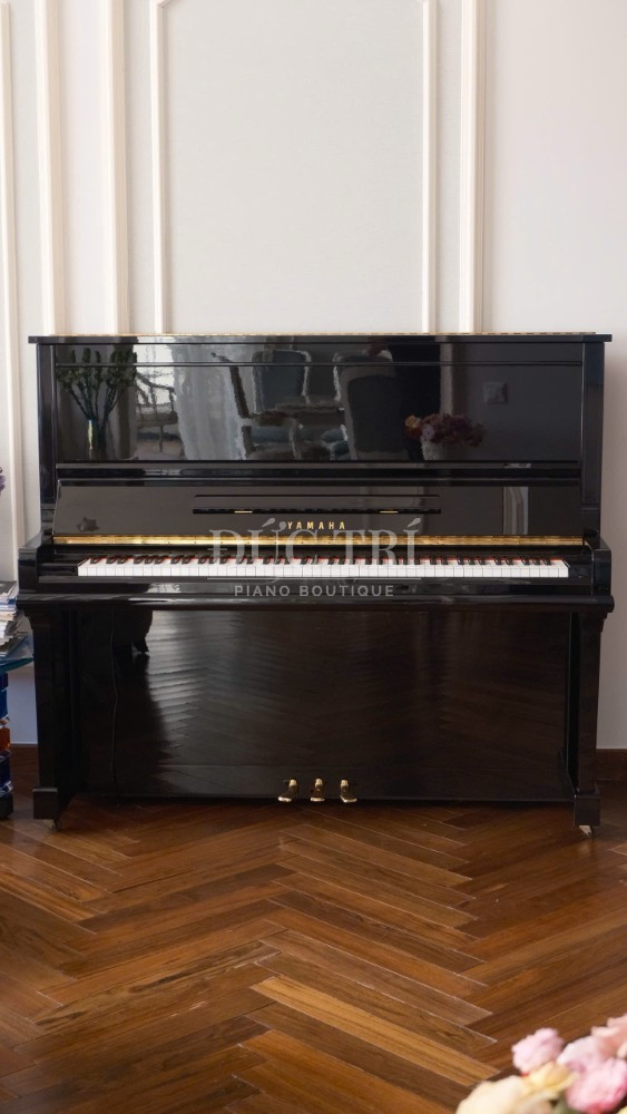 Mat phia truoc cua dan Yamaha U30A yamaha u30a Mặt phía trước của đàn Yamaha U30A