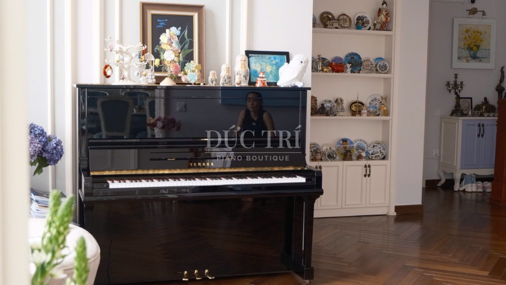 Mau den bong tren dan Yamaha U30A yamaha u30a Màu đen bóng trên đàn Yamaha U30A