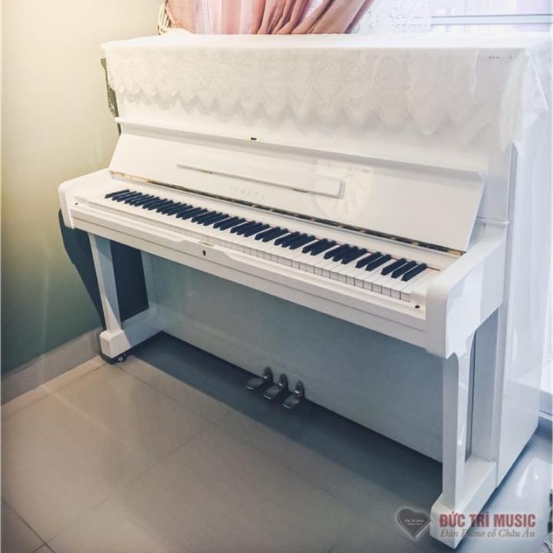 Toàn cảnh chiếc đàn Yamaha U1H màu trắng