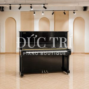 Toàn cảnh đàn piano upright Yamaha U300 màu đen bóng góc nhìn chính diện