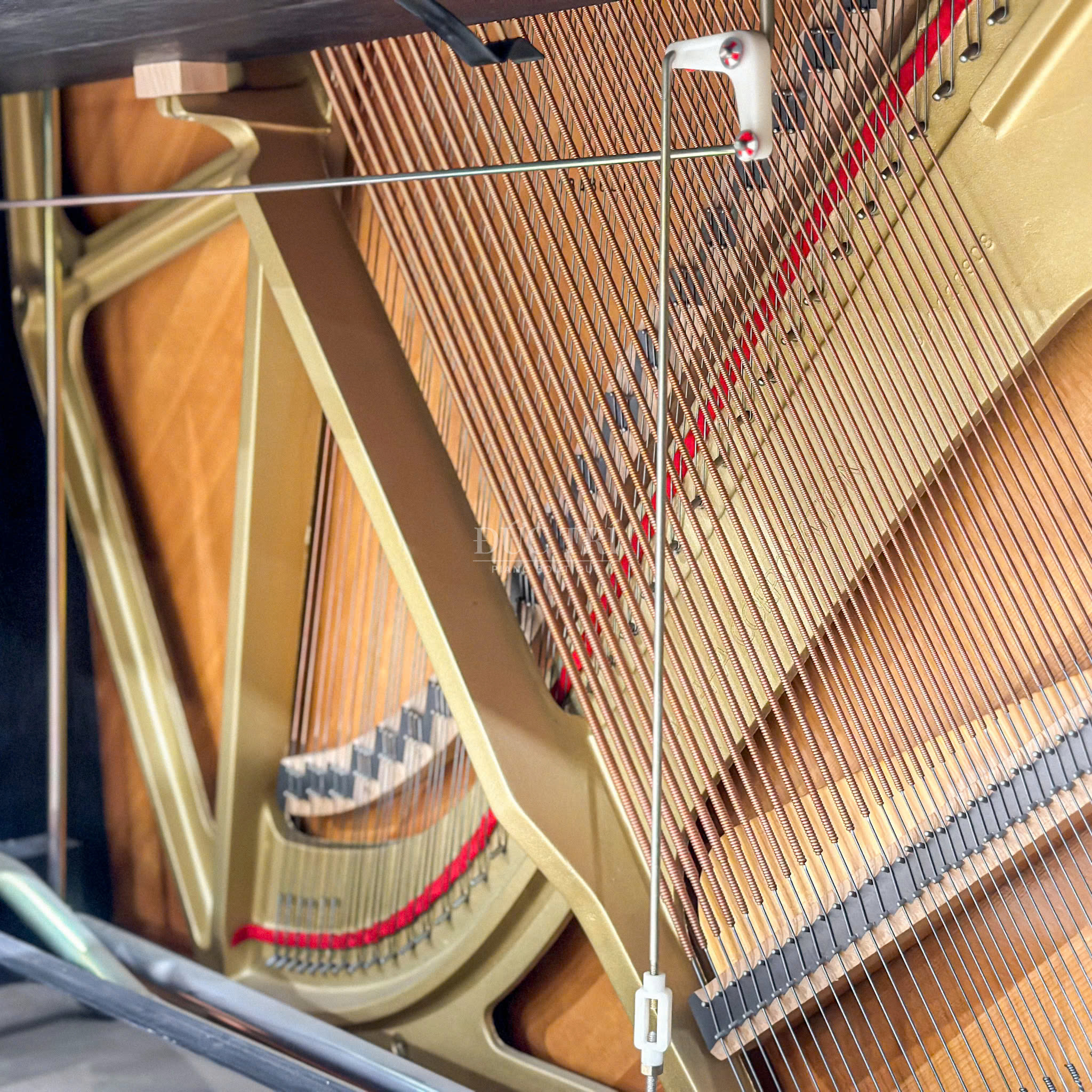 Yamaha U3G 17 Yamaha U3G với Soundboard gỗ vân sam nguyên liệu cao cấp