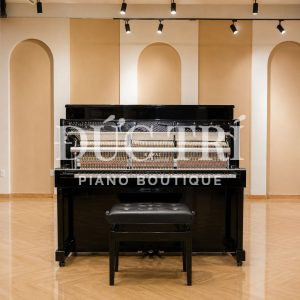 Đàn piano cơ Kawai ND-21 màu đen mở nắp khoe bộ máy đàn