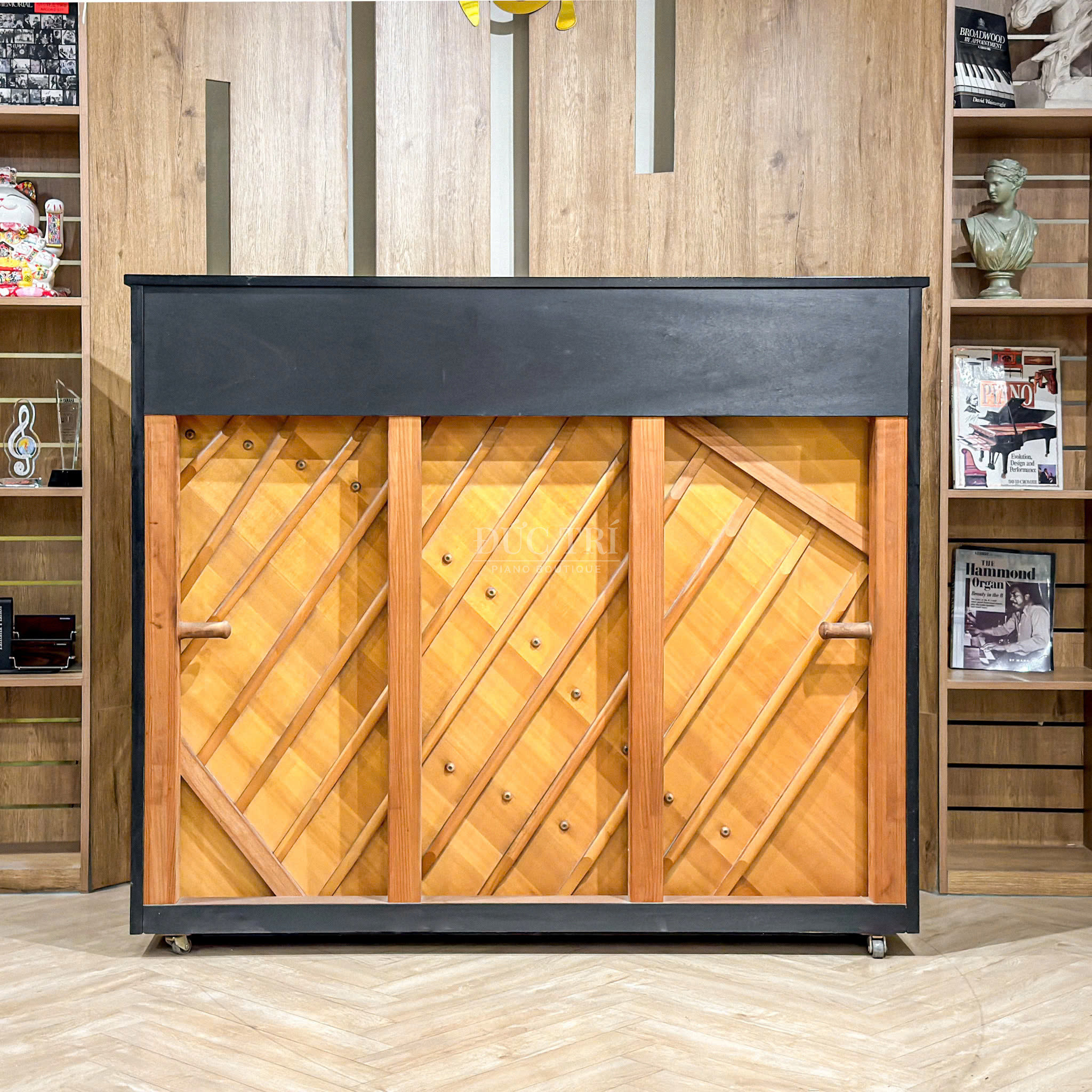 Yamaha U300 9 Khung đàn Yamaha U300 đúc bằng gang theo công nghệ V-Pro