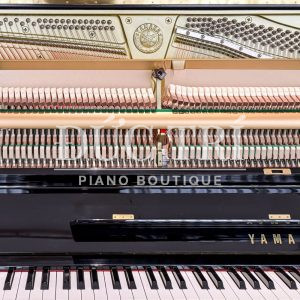Logo Yamaha bên trong máy đàn của đàn Yamaha Yus3