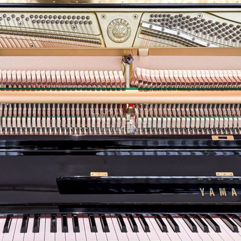 Logo Yamaha bên trong máy đàn của đàn Yamaha Yus3