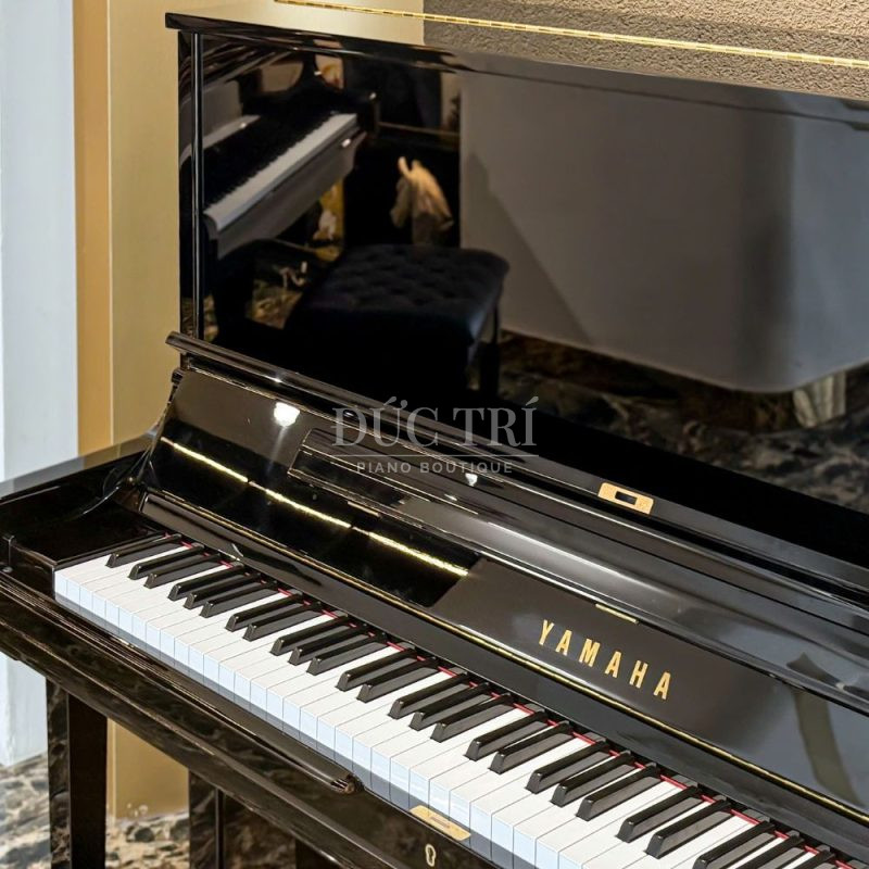 Logo Yamaha và Phím đàn trên đàn Yamaha Yus3