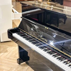 Yamaha U1E có thiết kế chân liền khối