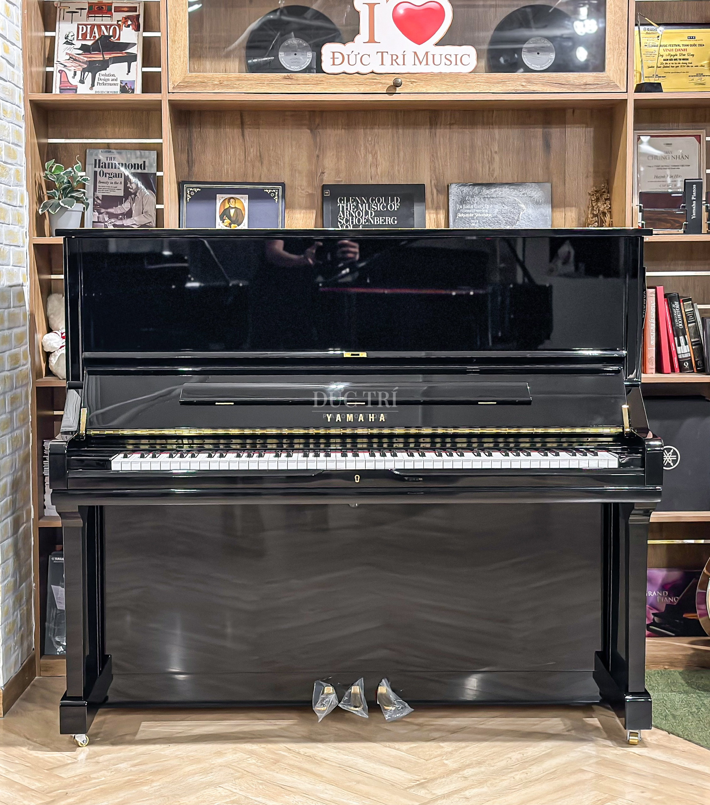 Yamaha U3 2 Hệ thống 3 pedal đa dụng bao gồm: Damper, Soft, Muffler/ Practice