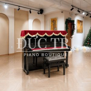 Đàn piano Yamaha UX30Bl màu đen phủ khăn nhung cao cấp