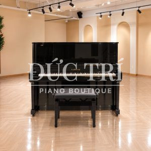 Đàn piano cơ Yamaha UX30Bl đặt trong showroom Đức Trí