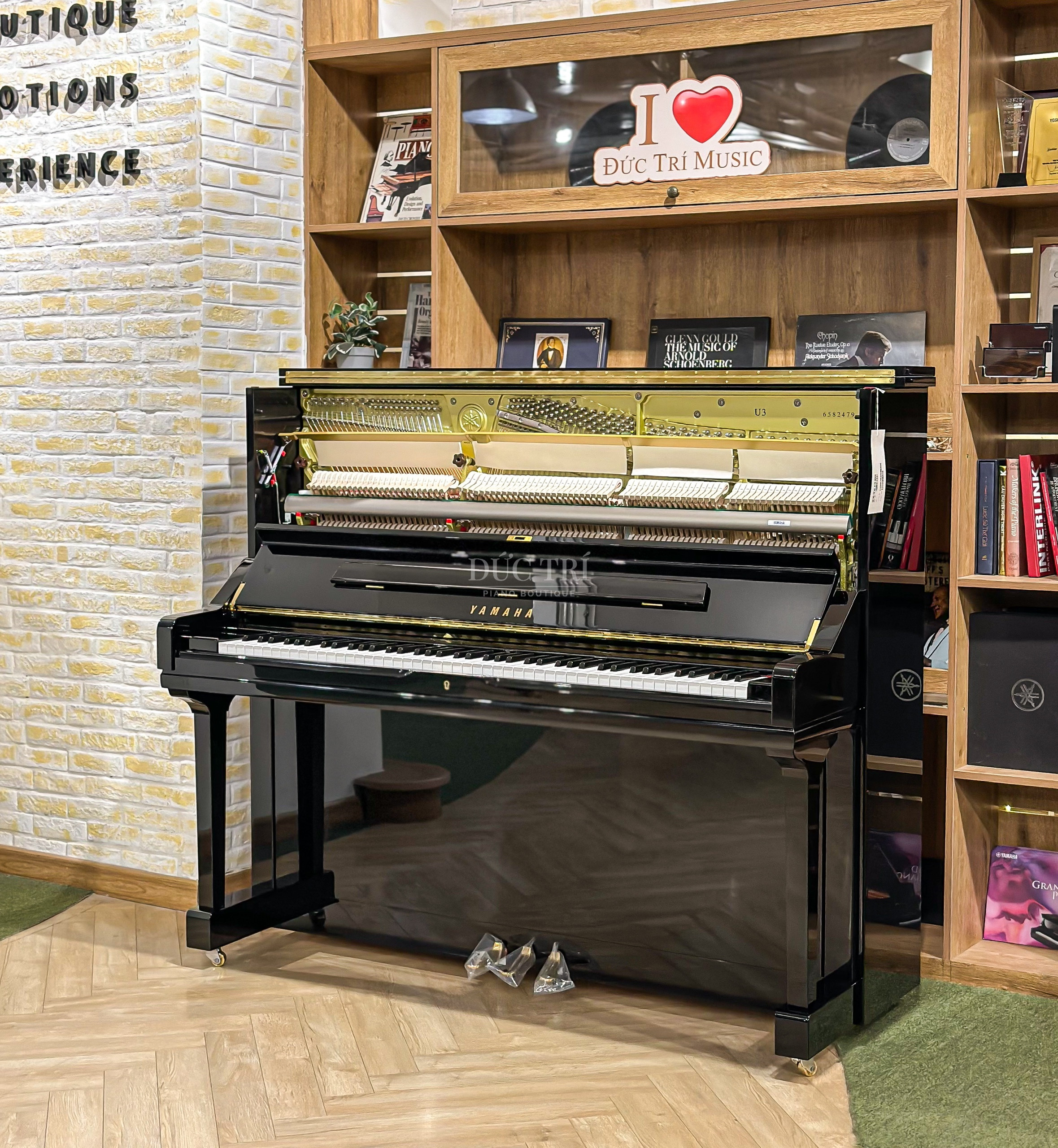 Yamaha U3 1 Yamaha U3 được chế tác bằng gỗ vân sam cao cấp