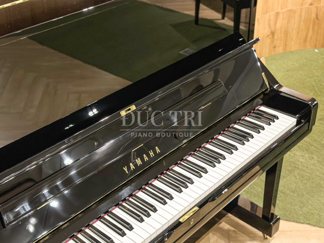 Logo và bàn phím đàn Yamaha U3 PE