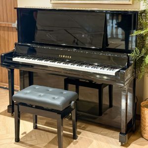 Thiết kế chân đàn của đàn Yamaha Ux30Bl