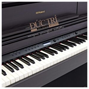 Logo và bàn phím chiếc đàn Piano Roland LX705