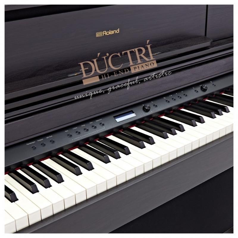 Logo và bàn phím chiếc đàn Piano Roland LX705