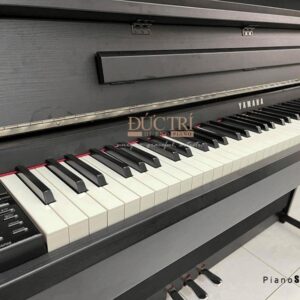 Logo và bàn phím chiếc đàn Yamaha CLP585