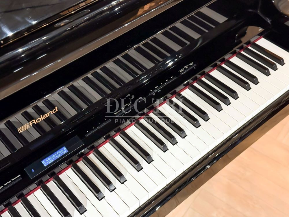 Bàn phím và logo đàn piano Roland GP609