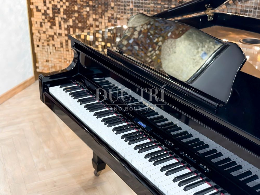 Bàn phím và logo piano Roland GP609