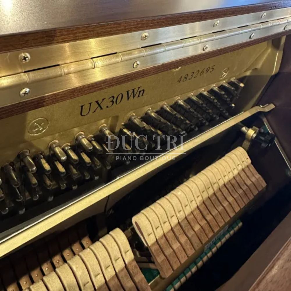 Ben trong dan Yamaha U30Wn Yamaha UX30Wn Bên trong đàn Yamaha U30Wn