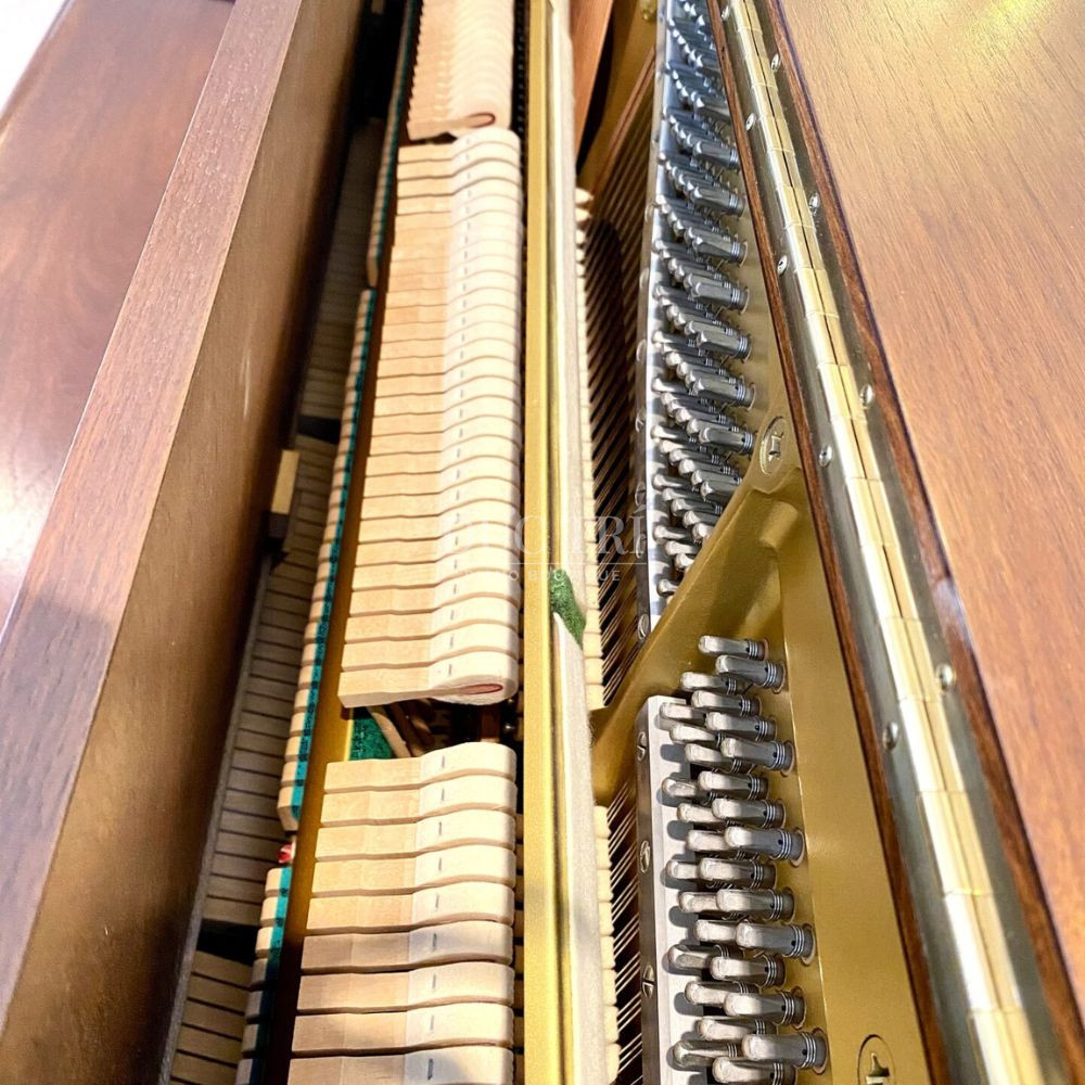 Ben trong dan Yamaha W110BW Yamaha W110BW Bên trong đàn Yamaha W110BW