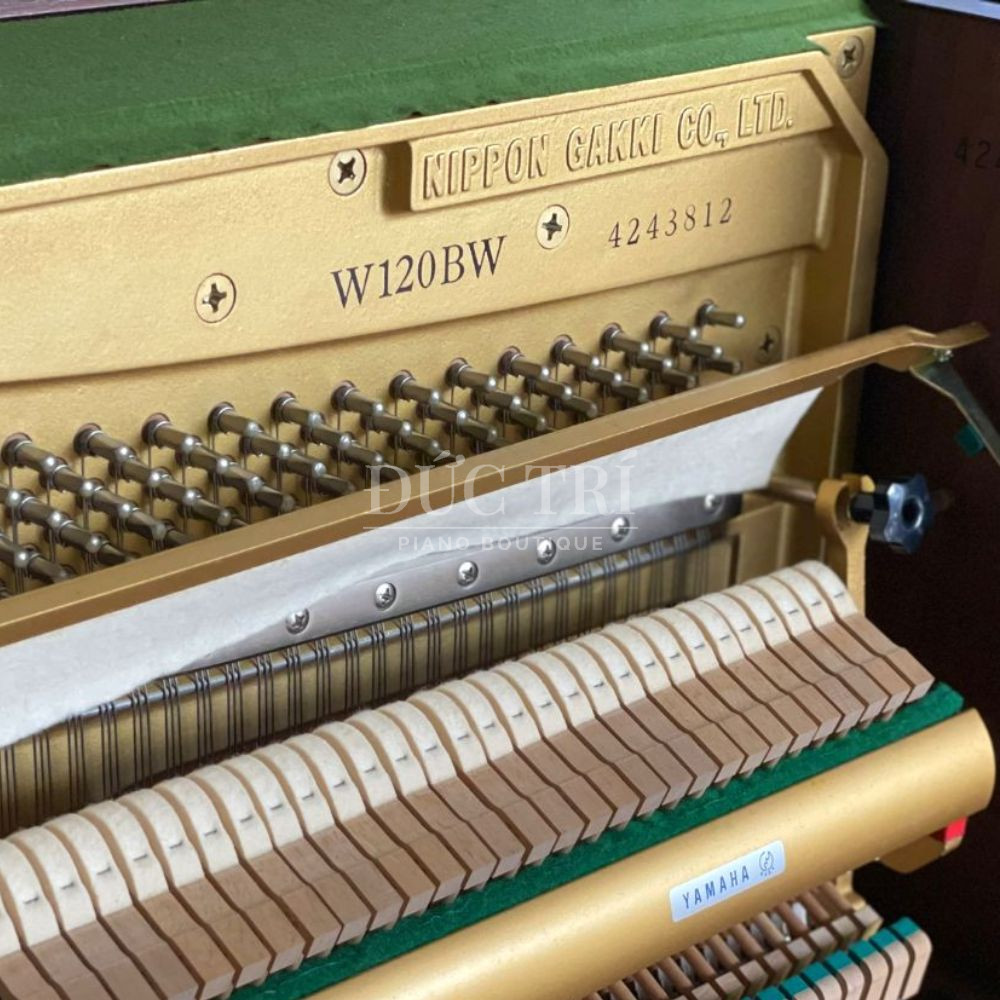 Ben trong dan Yamaha W120BW Yamaha W120BW Bên trong đàn Yamaha W120BW