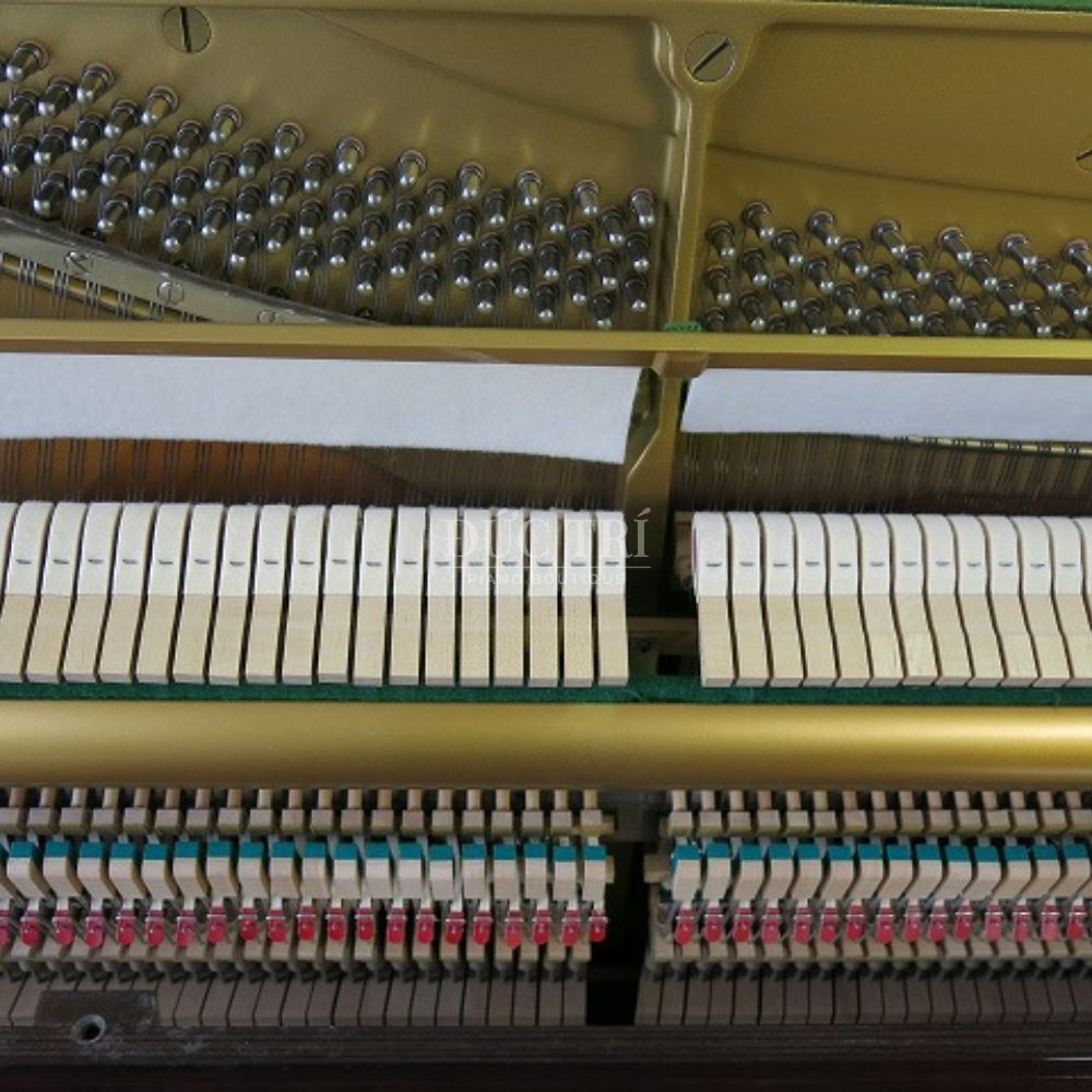 Ben trong dan piano Yamaha W110BA Yamaha W110BA Bên trong đàn piano Yamaha W110BA