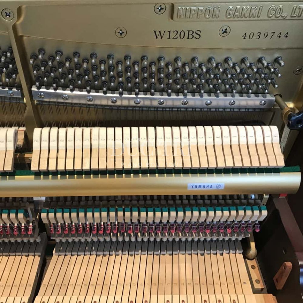 Ben trong dan piano Yamaha W120BS Yamaha W120BS Bên trong đàn piano Yamaha W120BS