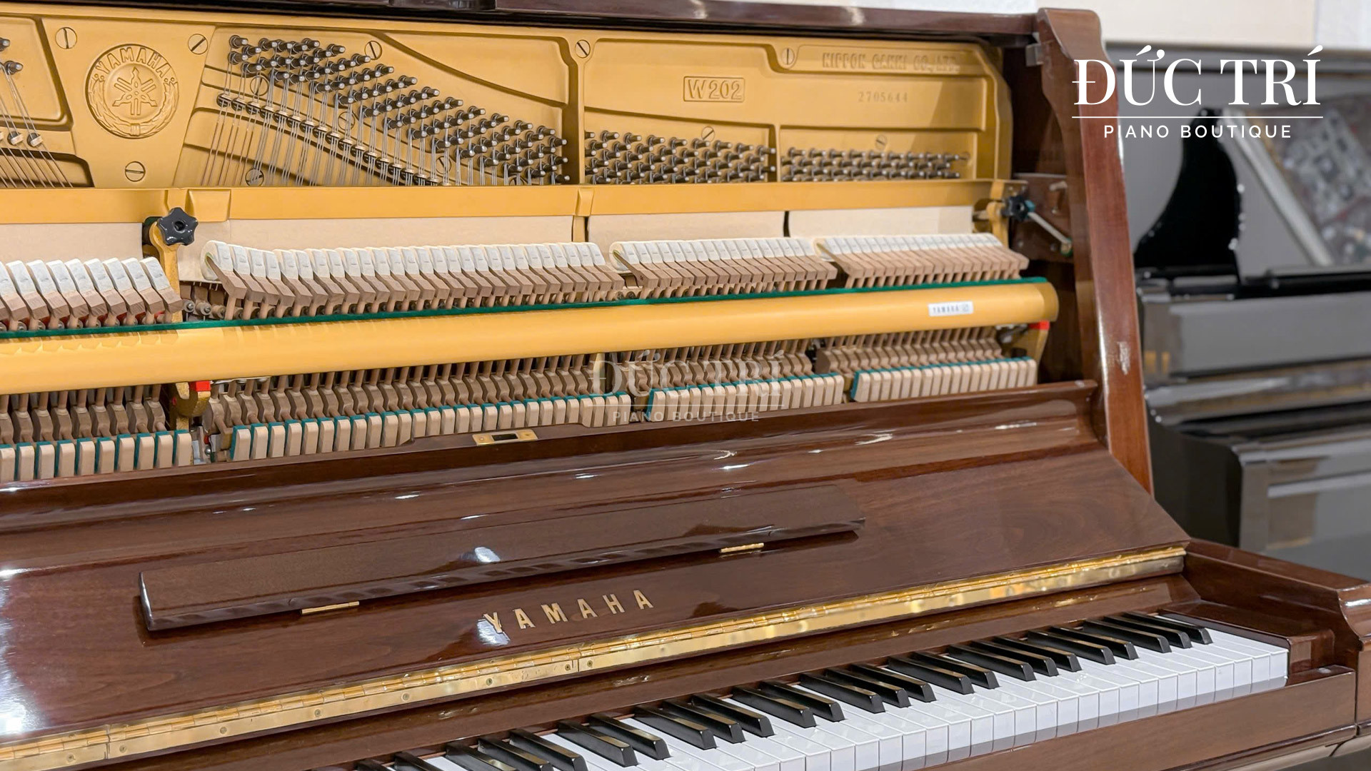 Yamaha W202 3 đàn piano Yamaha W202 có Cảm ứng phím và bộ máy cơ với tiêu chuẩn chuyên nghiệp