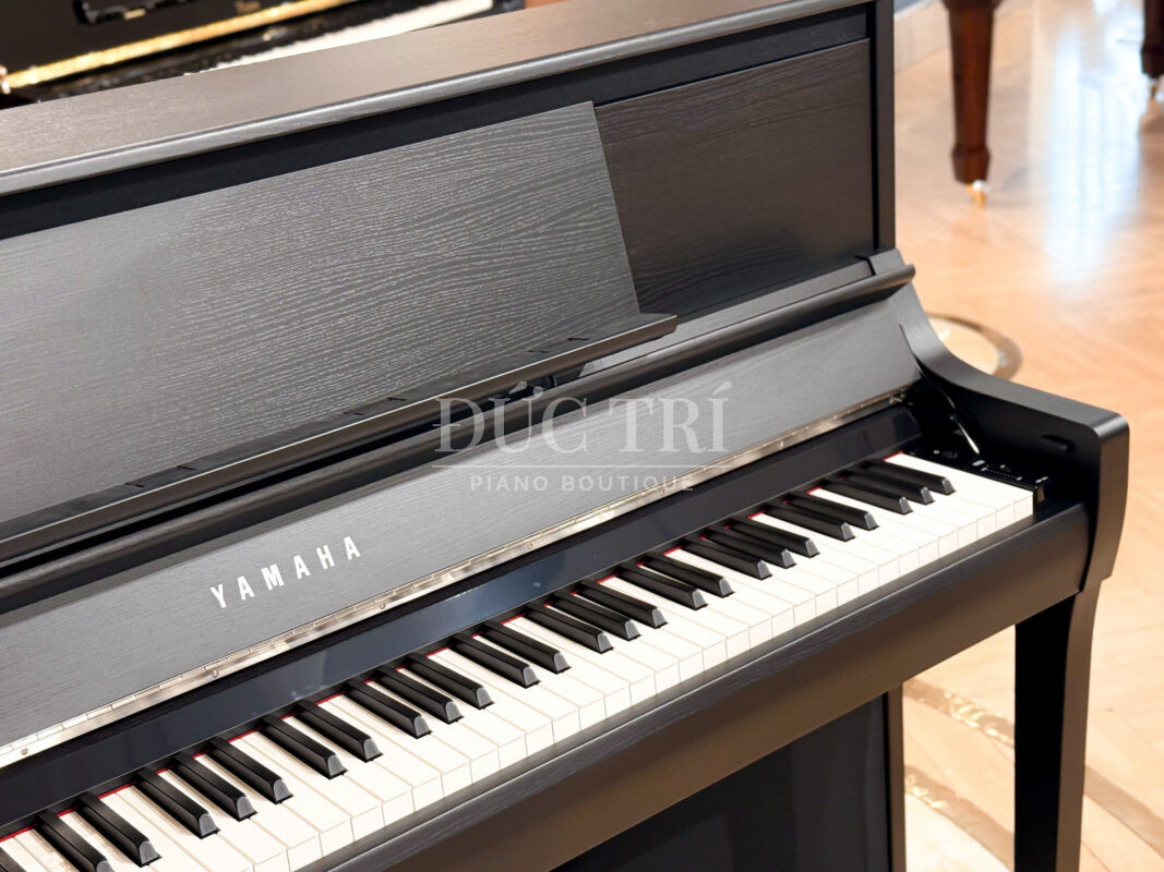 Cận cảnh logo và bàn phím đàn piano Yamaha CSP 295
