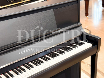 Cận cảnh logo và bàn phím đàn piano Yamaha CSP 295