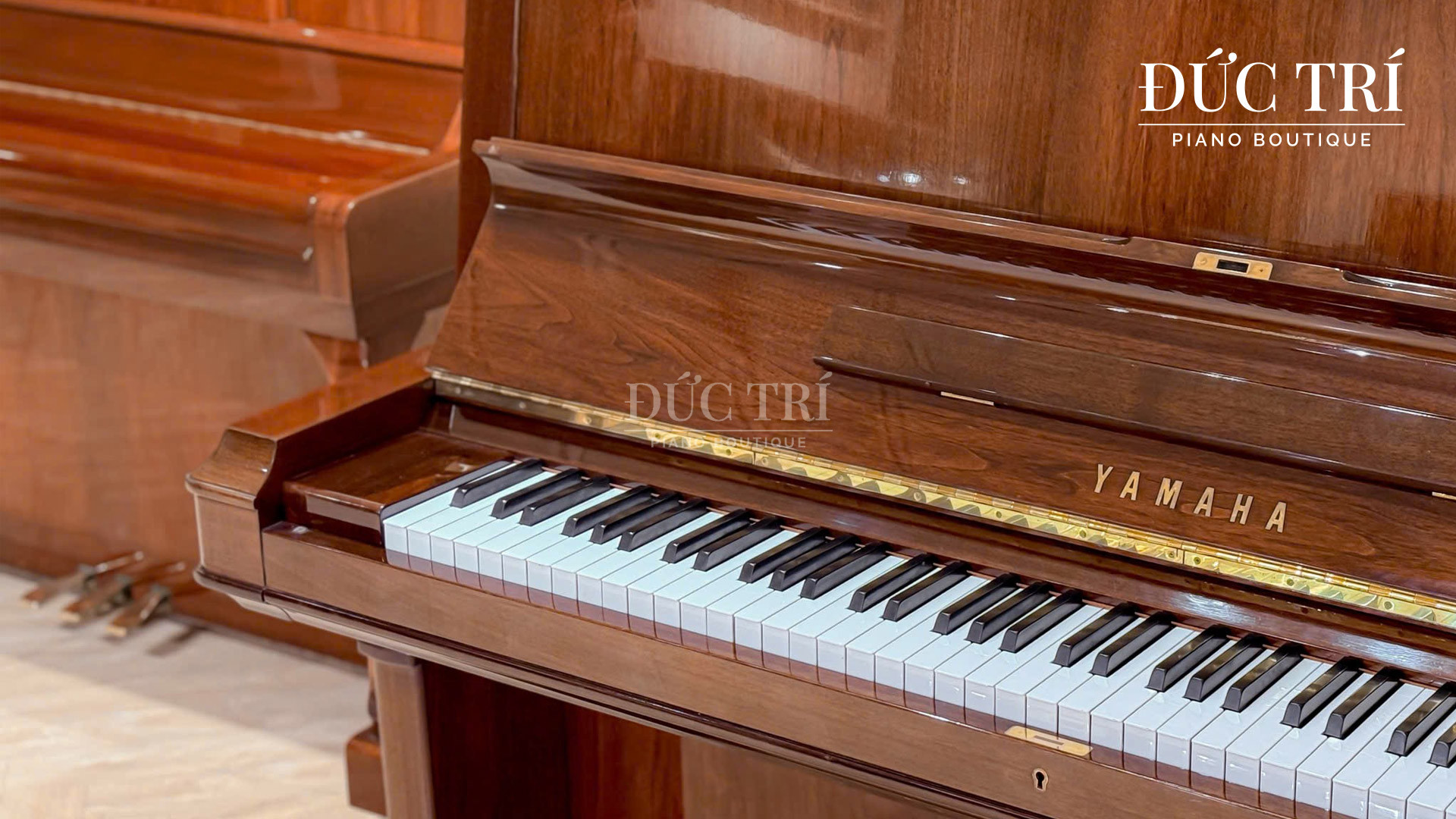 Yamaha W202 2 Đàn Piano Yamaha W202 có thiết kế vỏ đàn ấn tượng
