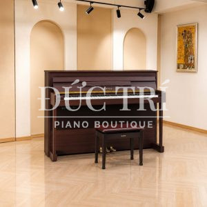 Đàn Yamaha DUP-8 màu nâu gỗ đặt trong ĐỨC TRÍ PIANO BOUTIQUE