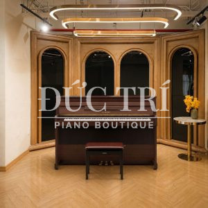 Đàn Yamaha DUP-8 màu nâu gỗ vân cổ điển trưng bày tại ĐỨC TRÍ PIANO BOUTIQUE