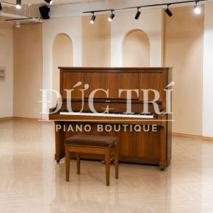 Đàn piano Yamaha W101B kèm ghế tại showroom Đức Trí